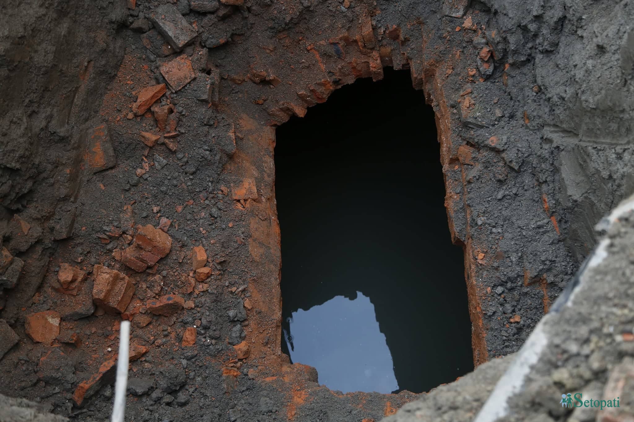 काठमाडौं महानगरपालिकाले जयनेपाल हलको आँगनमा डोजर चलाएर उत्खनन गरेको टुकुचा सुरूङ। तस्बिर: नवीनबाबु गुरूङ/सेतोपाटी